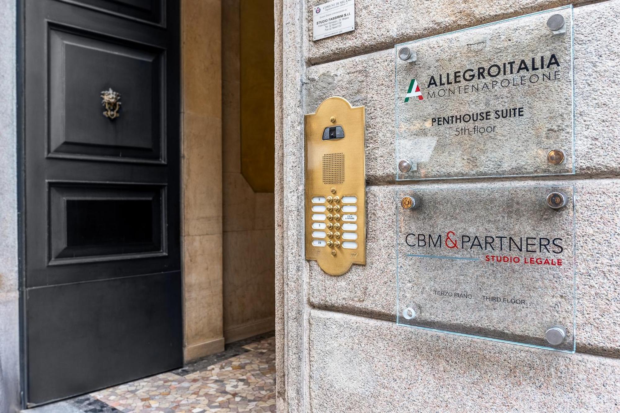 Allegroitalia Penthouse Montenapoleone Milan Bagian luar foto
